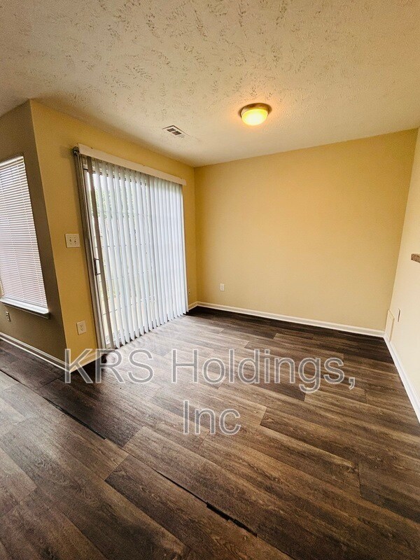 Foto del edificio - 11010 Salem Village Dr