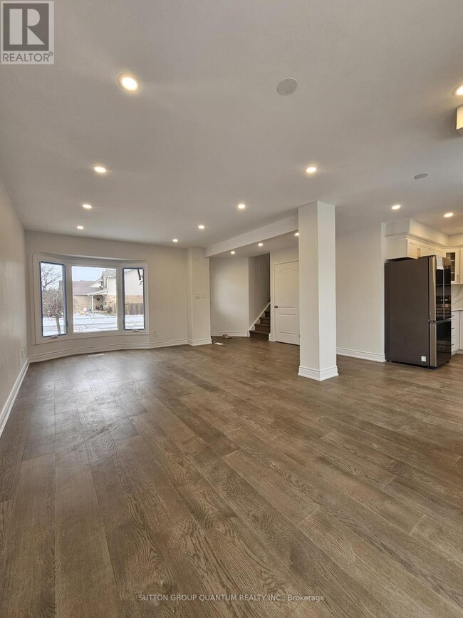 Building Photo - 2084 Hunt Crescent