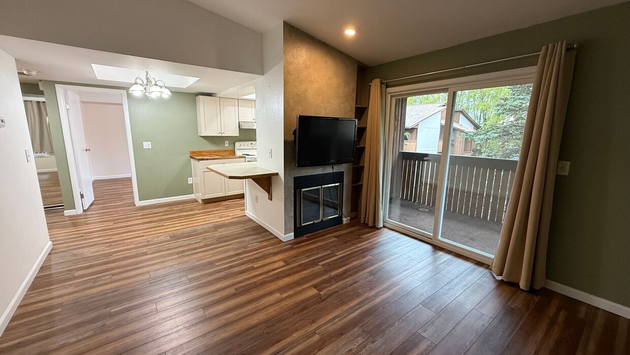 Foto principal - Well Maintained Top Floor 2 Bed/2 Bath Con...