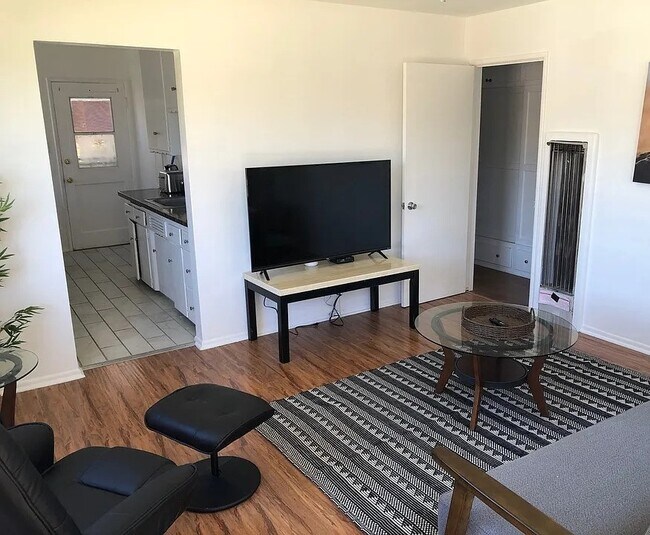 Foto del edificio - 4019 1/2 McLaughlin Ave