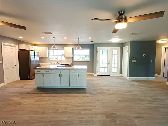 Building Photo - 424 Bayshore Dr