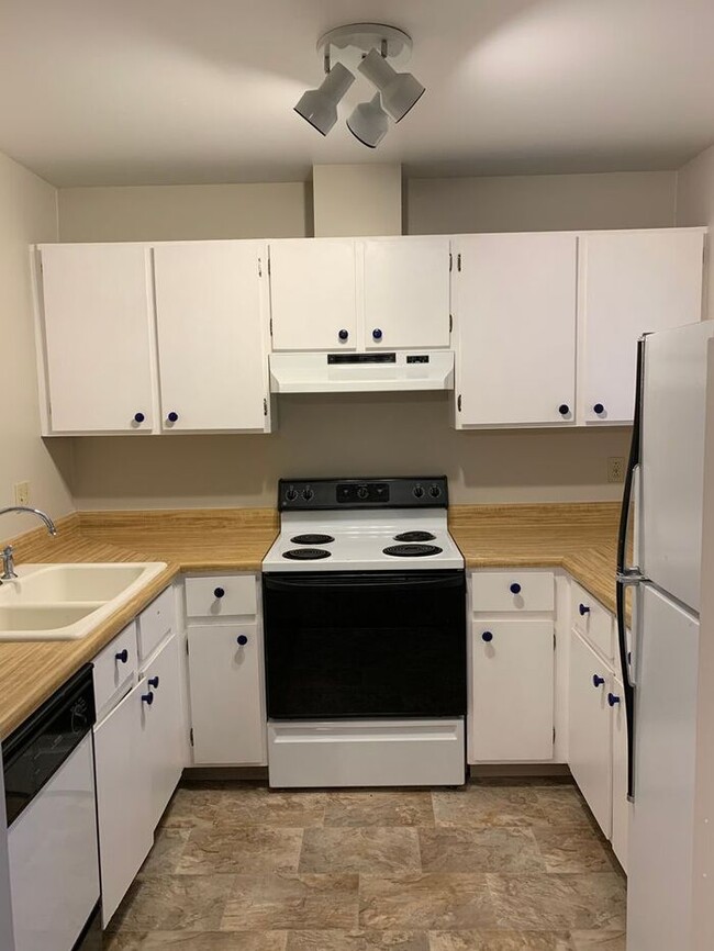 Foto del edificio - Second level, end unit 2 bed, 1 bath condo...