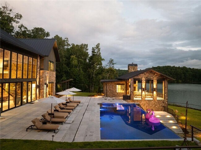 Building Photo - 725 Rocky Point Dr