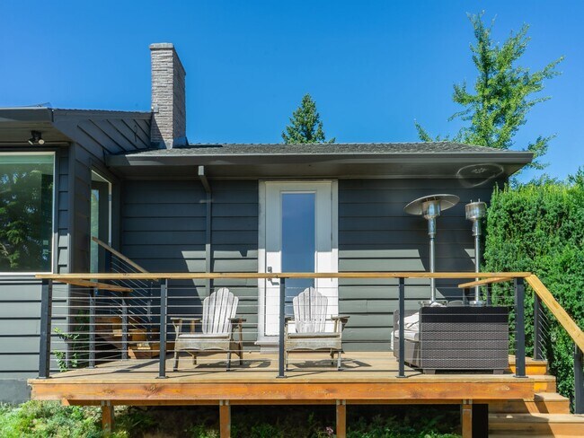 Building Photo - Stunning Mid-Century Home with Spectacular Southerly Views in Sought-After Terwilliger Heights!