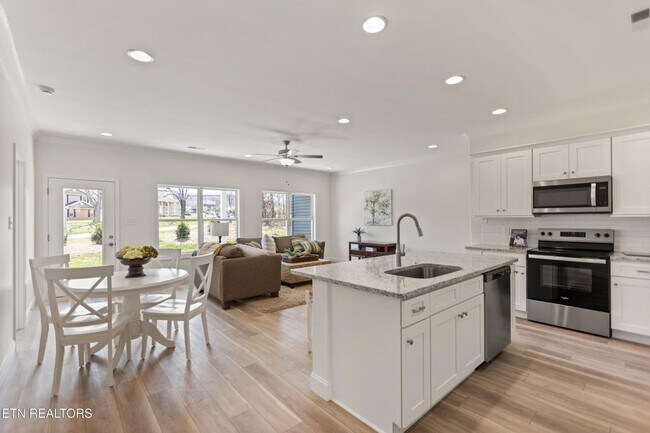 Foto del edificio - Powell 37849 - 4 Bedroom, 3 bath Condo - Contact Lisa Vineyard and Shannon Russell (865) 216-9334