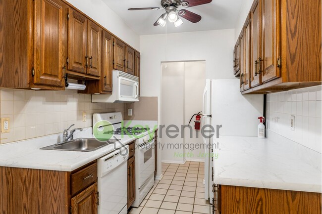 Building Photo - 456 A River Rd