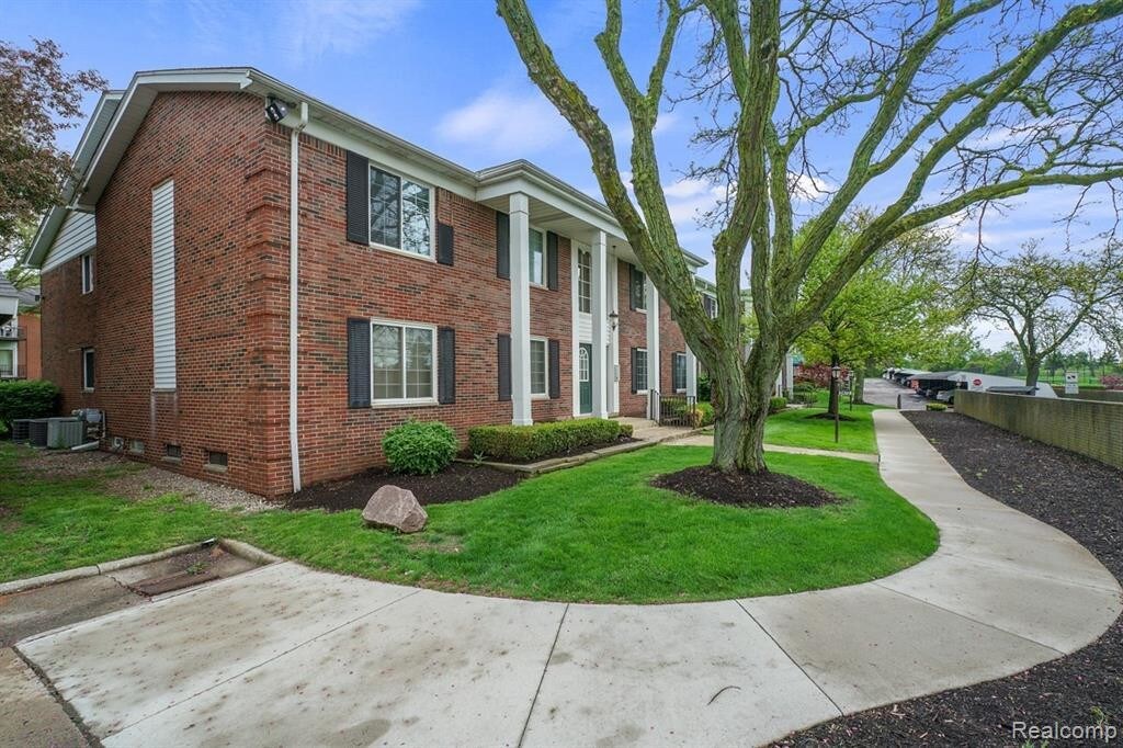 Primary Photo - 2472 Mulberry Square