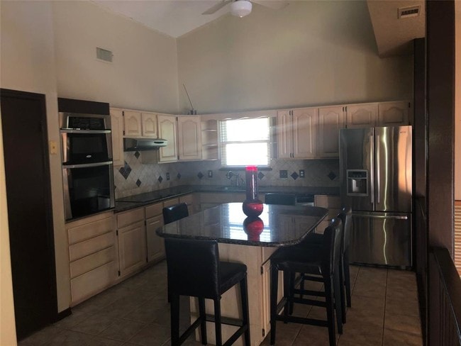 Building Photo - 21627 Rio Villa Dr