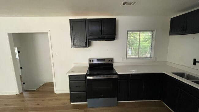 Building Photo - Spacious 4-Bed 2-Bath Home for Rent