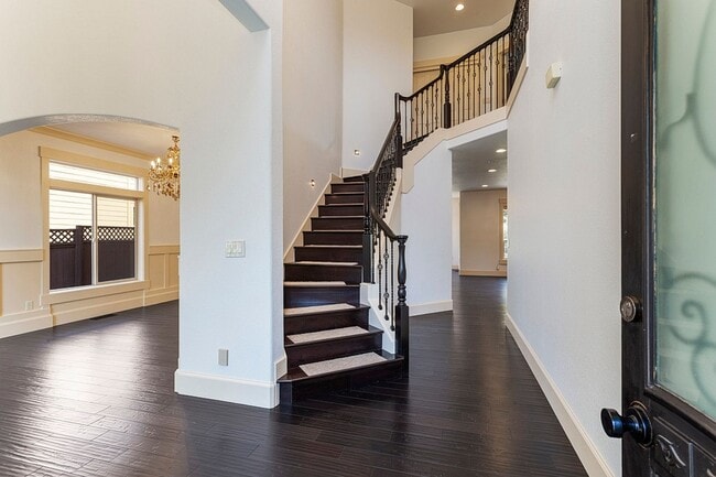 Building Photo - Stunning Large Home with 3 primary bedrooms + Tons of Amenities, Amazing Backyard !
