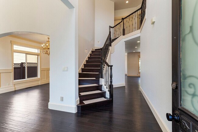 Foto del edificio - Stunning Large Home with 3 primary bedrooms + Tons of Amenities, Amazing Backyard !