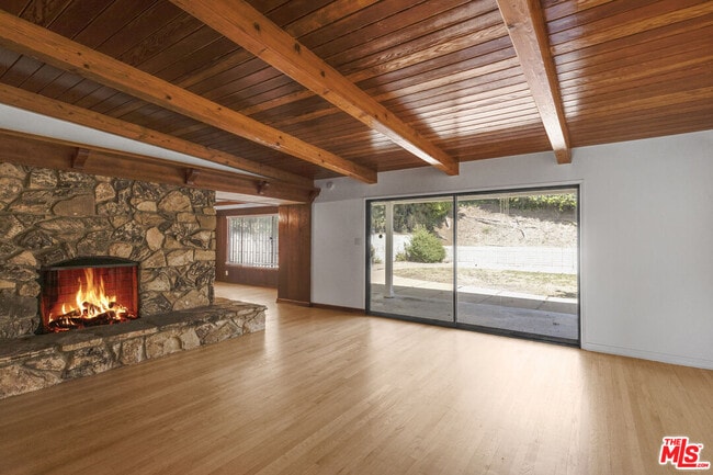 Foto del edificio - 2332 Hillhurst Ave