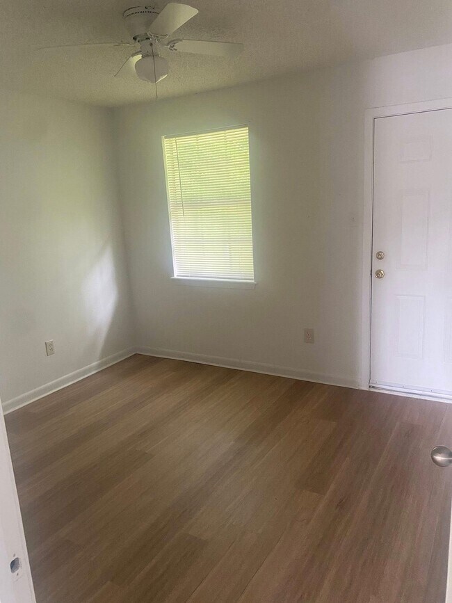 Building Photo - 300 Rials Dr