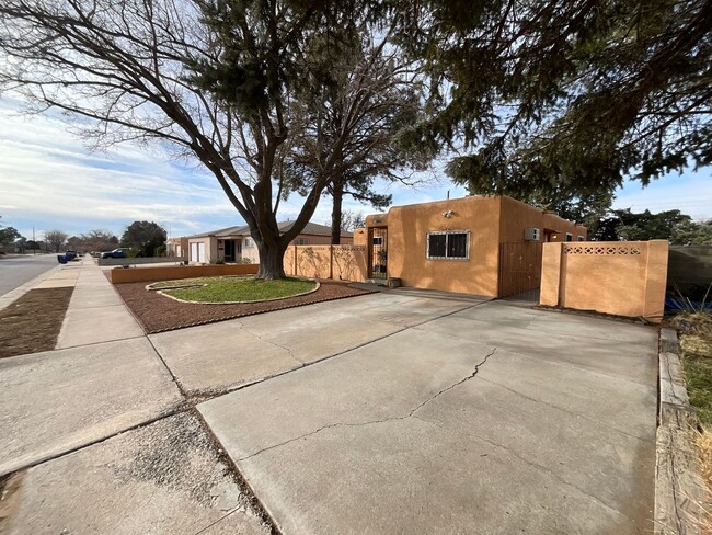 Building Photo - 4 Bedroom Single Story Home Available Near...