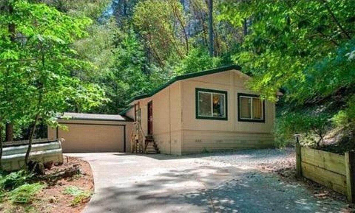 Primary Photo - 16516cobbblvd.is4lease.com