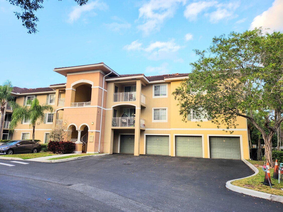 6475 Emerald Dunes Dr Unit 206, West Palm Beach, FL 33411 Condo for