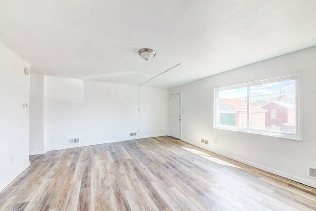 Building Photo - AVAILABLE May  - Spacious 2 Bedroom Home!