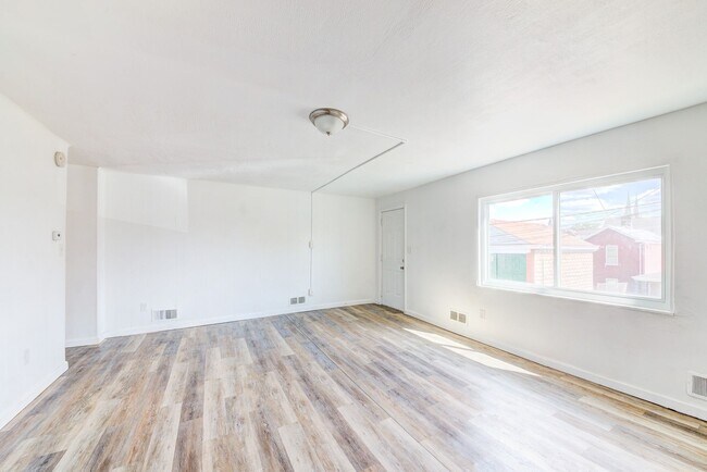 Foto del edificio - AVAILABLE May  - Spacious 2 Bedroom Home!