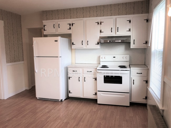 Building Photo - First Floor – 2 bedrooms – Fantastic Location