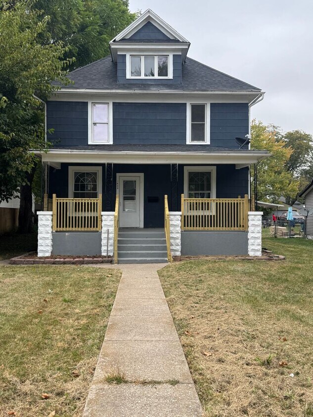 Primary Photo - 4 bedroom with bonus room, 3 full bathroom...