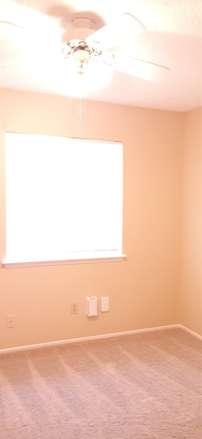 Building Photo - 8527 Ashlawn Dr