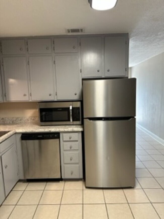 Building Photo - 4 Bedroom 2 Bath Home 2,272sqft