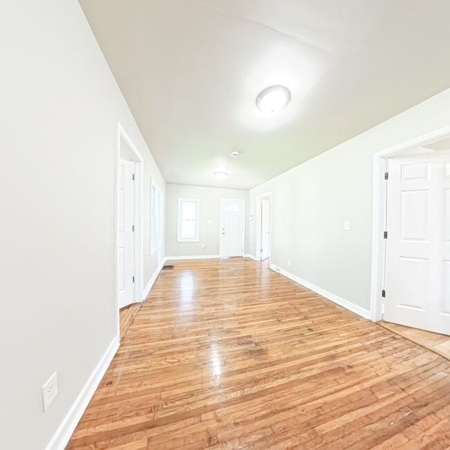 Building Photo - Cozy 3 Bedroom 1 Bathroom- Located near bl...