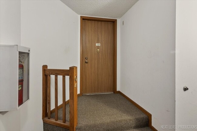 Building Photo - 451 Valley Dr