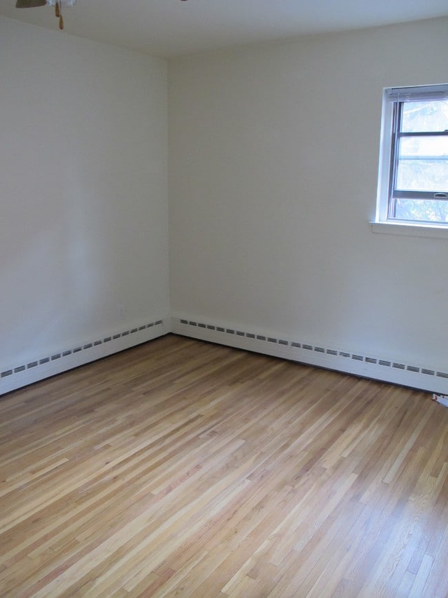 Building Photo - 384 Laurel Ave