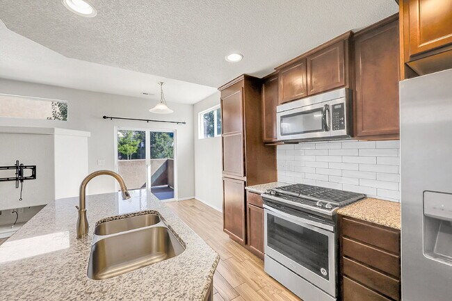 Foto del edificio - $1,999 - 3 Bed, 2.5 Bath Townhome in CO Springs with AC and In Unit Laundry!