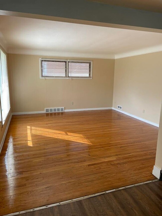 Building Photo - Beautiful 3 bedroom single family home Sec...