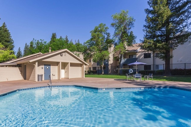 Foto del edificio - Redwood Square Apartments