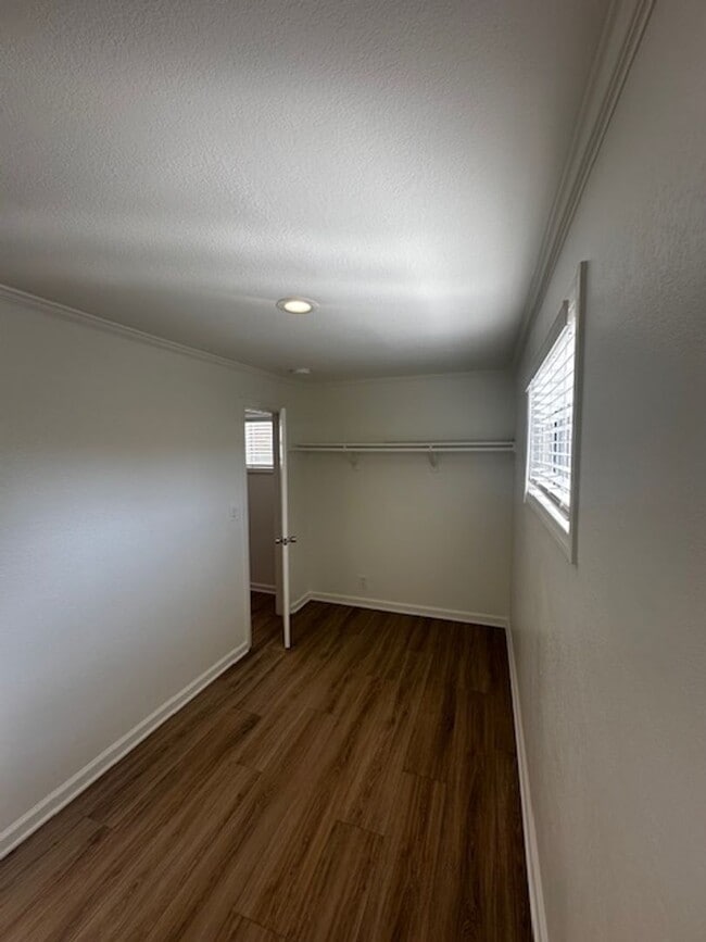 Building Photo - Charming studio