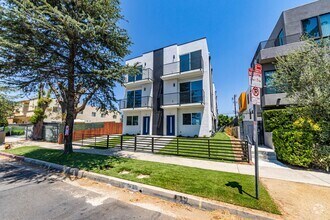 Building Photo - 6700 Balboa Blvd