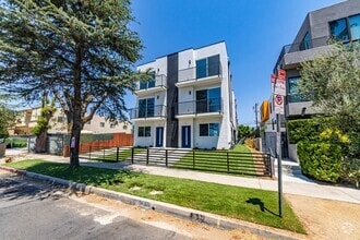 Building Photo - 6700 Balboa Blvd