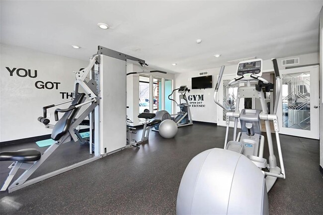 Foto del edificio - 7913 N Harwood Rd