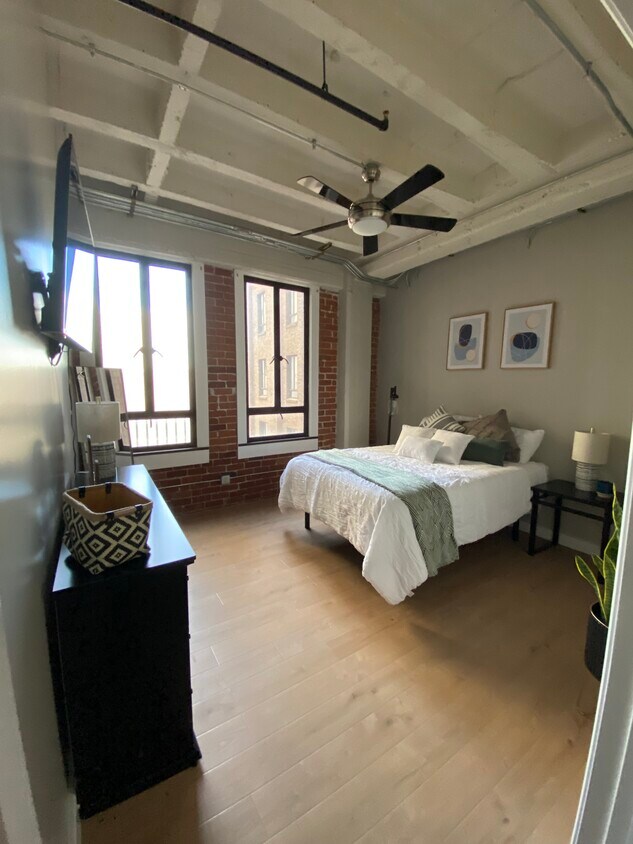 Foto principal - 114 W Adams St