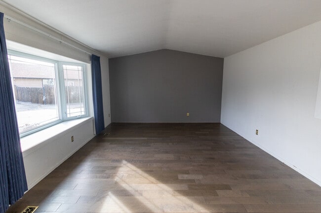 Building Photo - 1132 S Amaya Ave