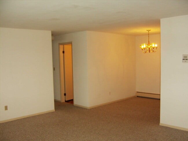 Building Photo - 12878 Raymond Dr