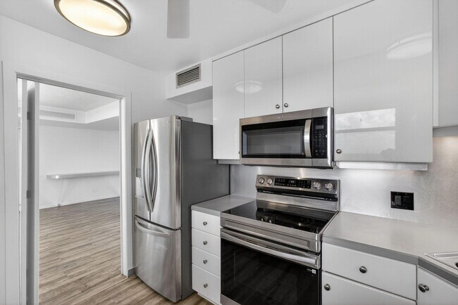 Foto del edificio - 134 Lakeshore Dr