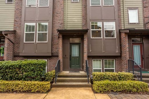 Building Photo - Welcome to the Brownstones at Issaquah Highlands Available August 1st