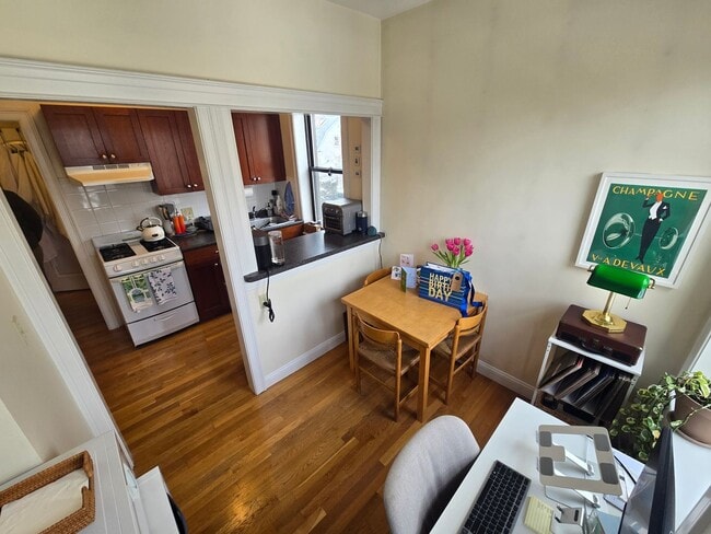 Building Photo - No Brokers Fee. Heat and Hot Water Included, Balcony, Laundry on a Site