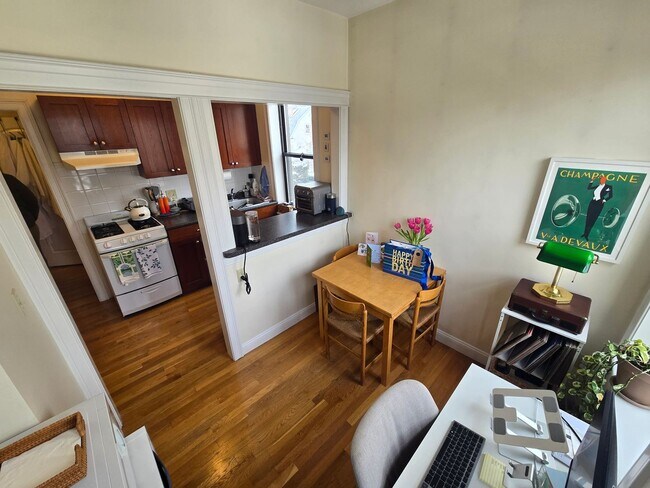 Foto del edificio - No Brokers Fee. Heat and Hot Water Included, Balcony, Laundry on a Site