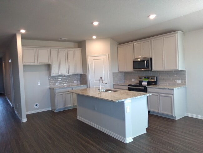 Building Photo - 215 Fieldstone Dr