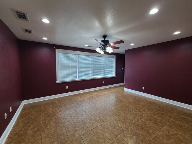 Building Photo - 3100 Ivy Pl