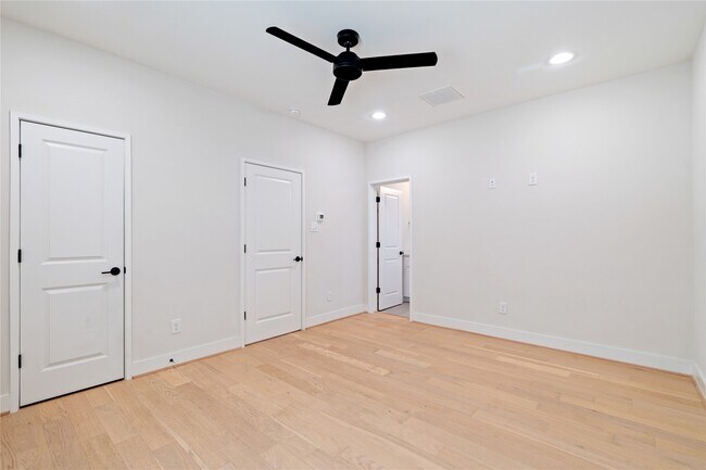 Foto del edificio - 2206 Lou Ellen Ln