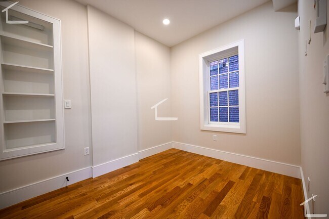 Building Photo - 4 Winchester St