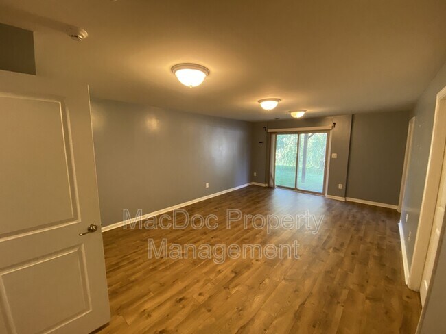 Foto del edificio - 302 Brenton Rd