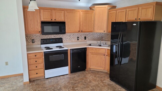 Foto del edificio - 2401 Oakridge Cir