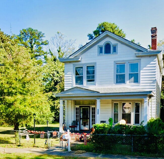 Foto del edificio - Charming 4bdrm/1.5bth Home Located in Richmond's North Highland Park w/Balcony!!